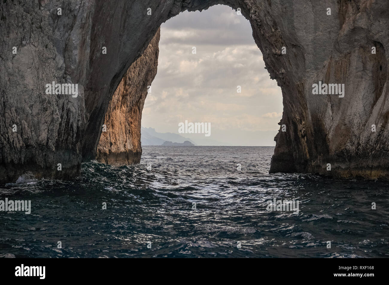 Grotte dans les faraglioni de l'île de Capri, Italie Banque D'Images