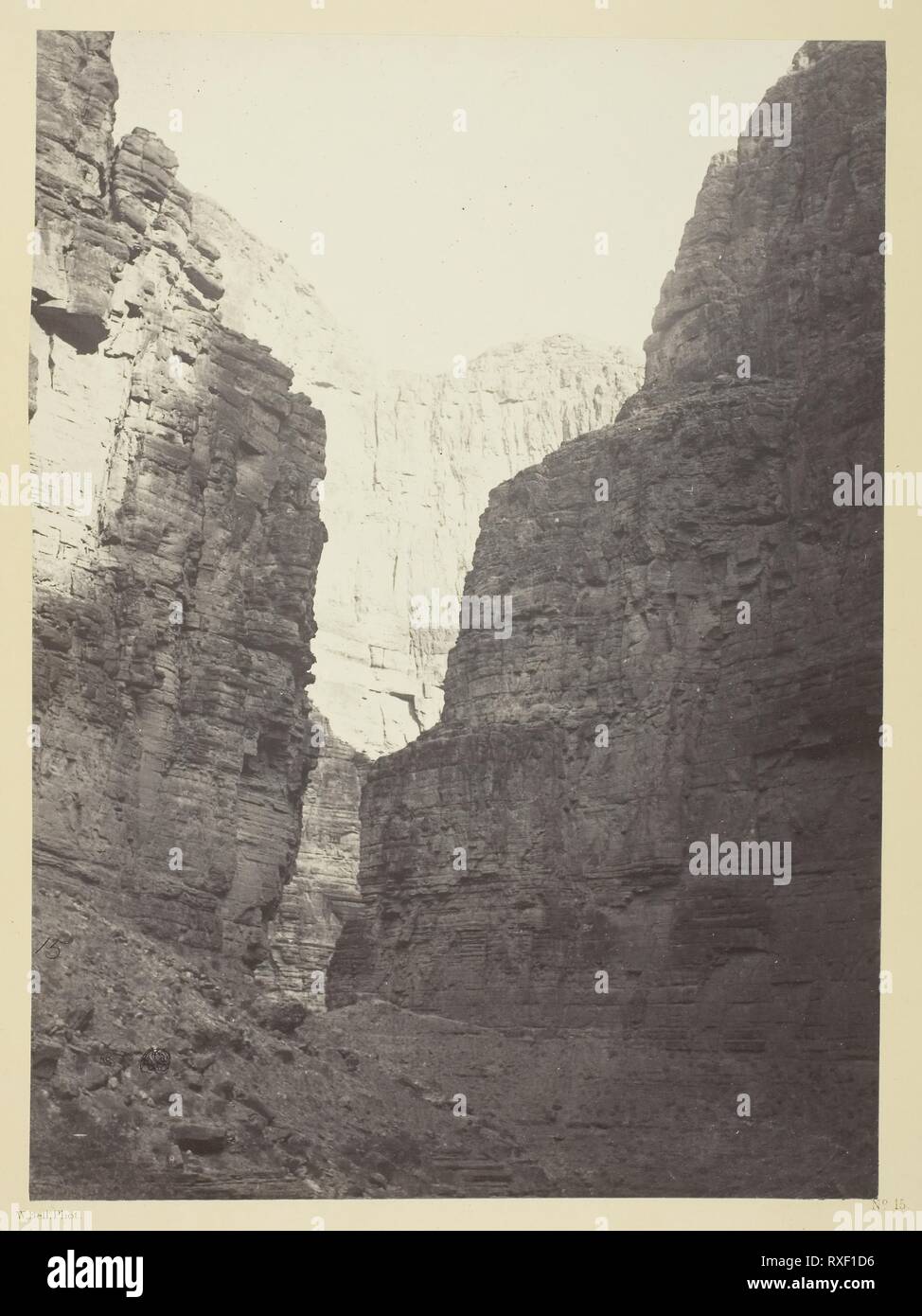 Murs en pierre calcaire Kanab Laver, Colorado River. William H. Bell ; American, 1830-1910. Date : 1872. Dimensions : 27,6 x 20,1 cm (image/papier) ; 49,7 x 38,1 cm (page d'album). L'albumine. Origine : Etats Unis. Musée : le Chicago Art Institute. Banque D'Images