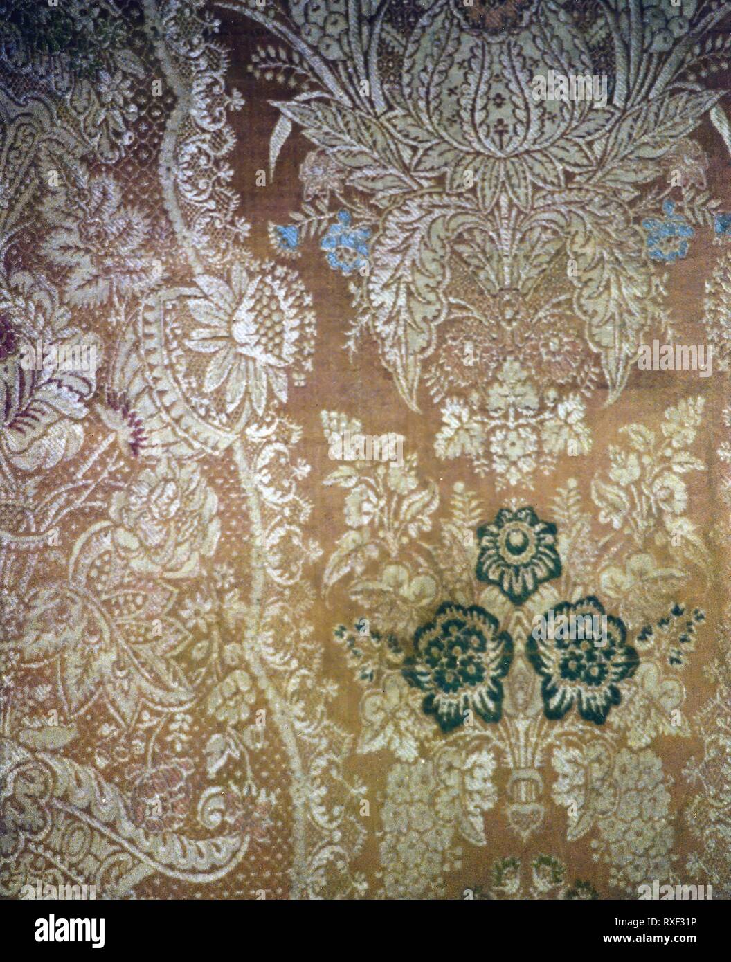 De Bord. La France, provinciale, peut-être à Tours, en Angleterre ou aux Pays-Bas. Date : 1712-1736. Dimensions : 103,8 × 48,0 cm (40 7/8 x 18 7/8 in.) : 66,2 cm chaîne répéter (26 in.) répéter la trame : point répéter. La soie, warp-float face 7:1 avec un supplément d'armure satin à motifs et trames brocading et auto-motifs sol trames liées par liaison supplémentaire déforme dans un entrelacement. Origine : France. Musée : le Chicago Art Institute. Banque D'Images