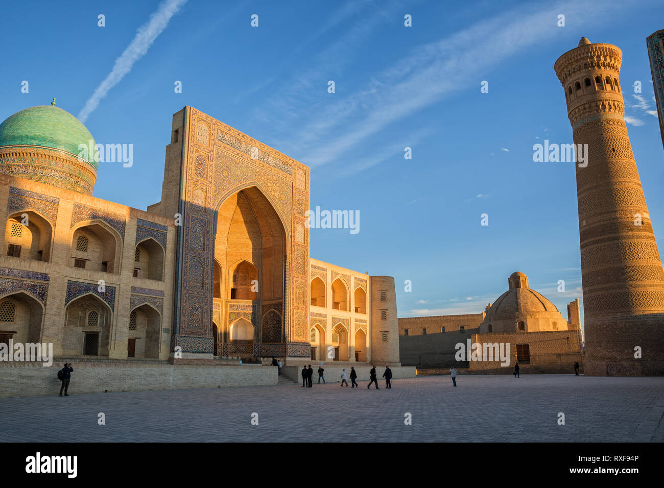 Boukhara, Ouzbékistan - 19 octobre 2016 : complexe architectural Poi Kalyan au coucher du soleil. Les personnes qui visitent les sites de Boukhara Banque D'Images