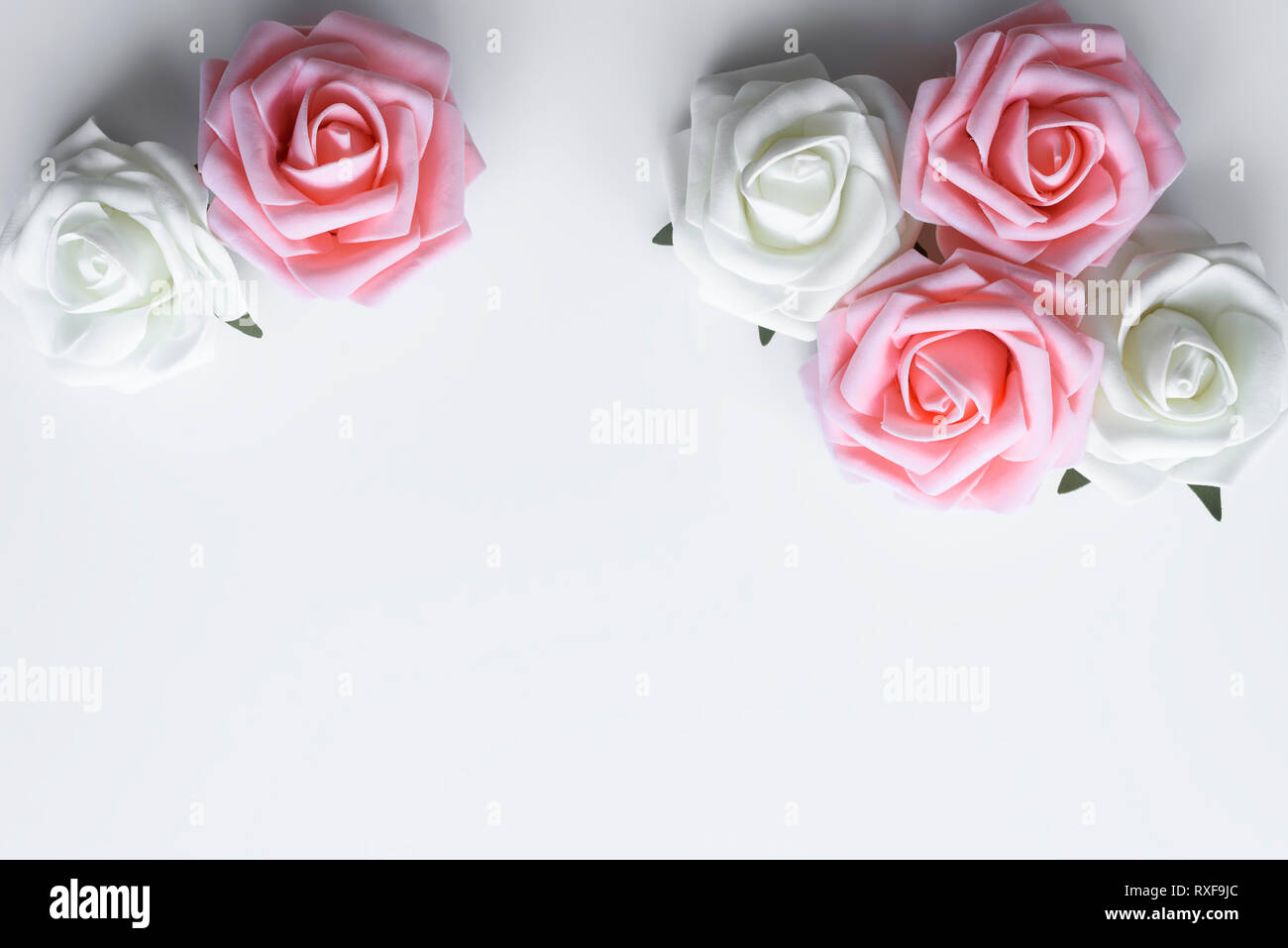 De belles roses dans l'arrangement de couleur rose et blanc comme la saint valentin fleurs décoration, avec copie espace sur fond blanc. Bouquet amour concept. Banque D'Images