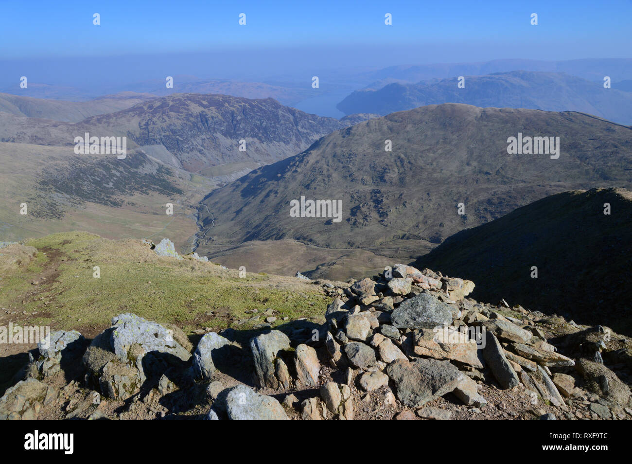 Vallée & Birkhouse Glenridding Moor de la pile de pierres sur sommet de l'Catstycam Wainwright, Parc National de Lake District, Cumbria, England, UK. Banque D'Images