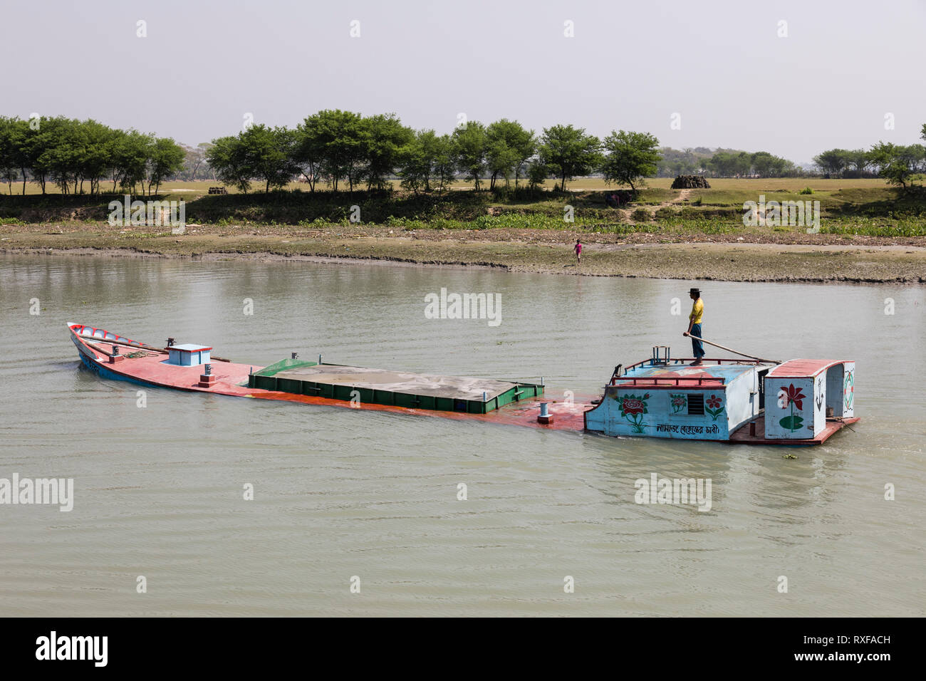 Morrelganj, Bangladesh, le 27 février 2017 : cargo surchargé est conduite sur une rivière au Bangladesh Banque D'Images