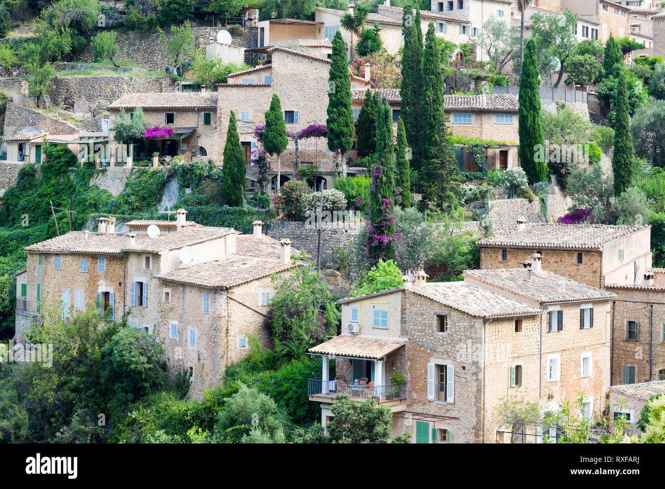 Das kleine Dorf Deià à Mallorca Spanien - fel Blick auf die alten Sandstein-Häuser Banque D'Images