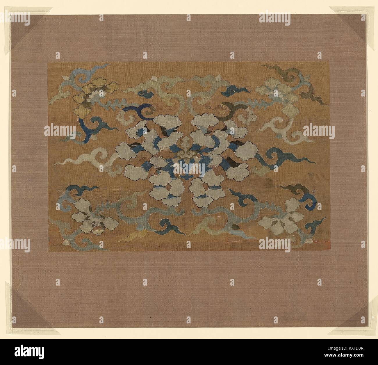 (Fragment d'une chaise). La Chine. Date : 1700-1750. Dimensions : 24,4 × 37,2 cm (9 5/8 x 14 5/16 in.). La soie, d'or sur papier-peint-strip-enveloppé soie ; fente et tissage de la tapisserie d'aronde avec entrelacement sur trames. Origine : Chine. Musée : le Chicago Art Institute. Banque D'Images