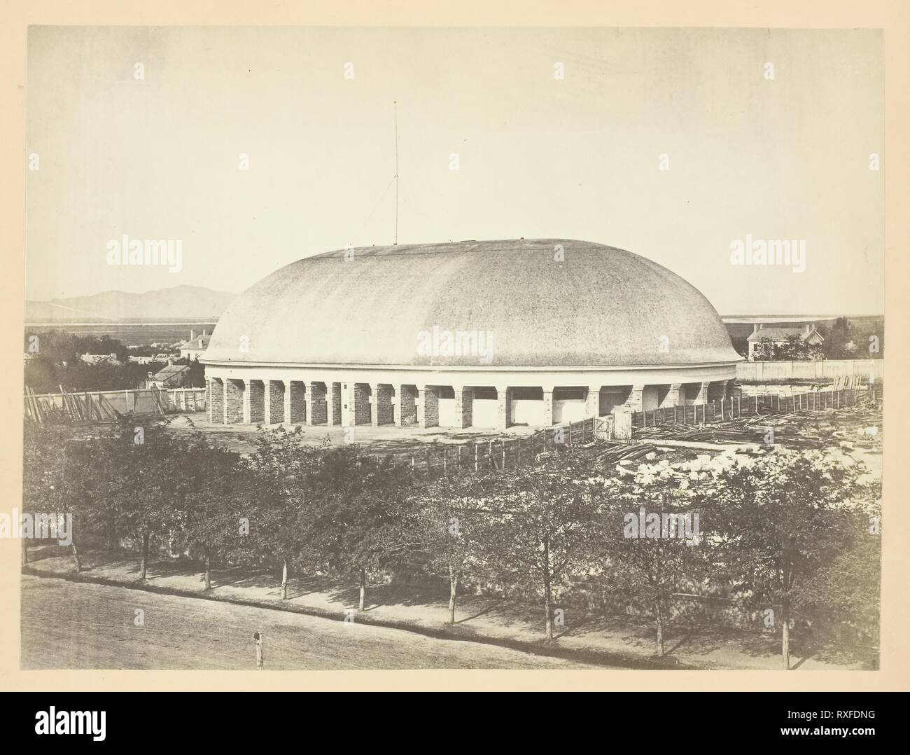 Grand Mormon Tabernacle, Salt Lake City. Andrew J. Russell ; American, 1830-1902. Date : 1868-1869. Dimensions : 15,3 x 20,4 cm (image/papier) ; 23,2 x 30,3 cm (page d'album). L'albumine, pl. XXVII de l'album "Photos de Rocky Mountain Scenery' (1870). Origine : Etats Unis. Musée : le Chicago Art Institute. Auteur : Andrew Joseph Russell. Banque D'Images