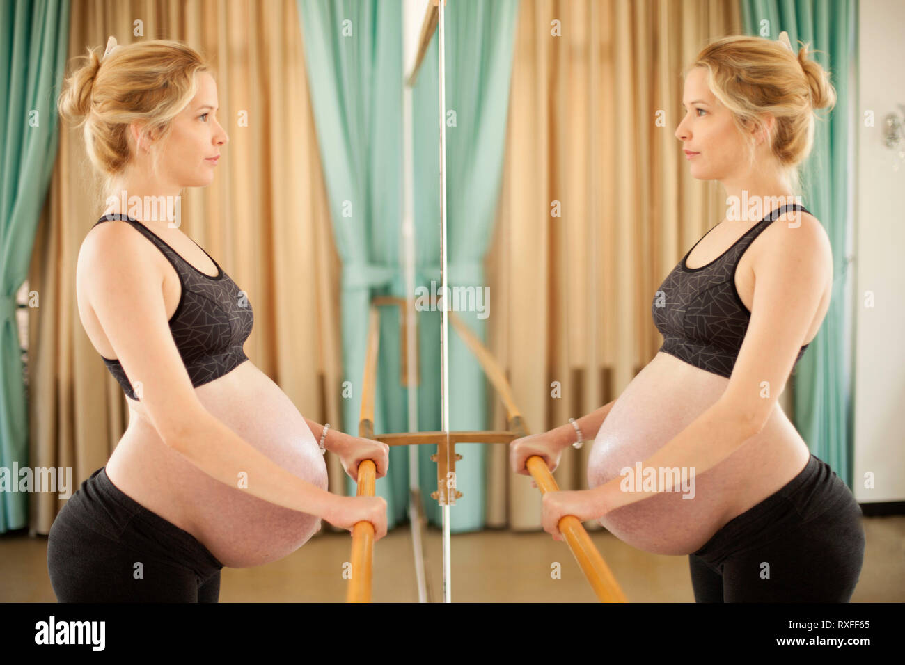 Belle Jeune femme enceinte sur le yoga, pilates et de ballet class Banque D'Images