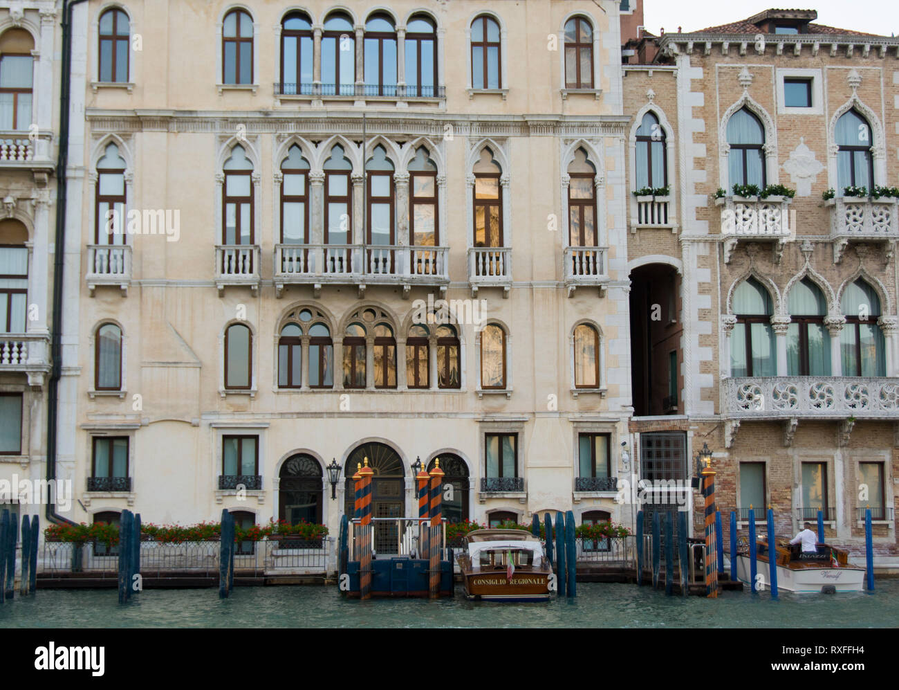 Les taxis de l'eau dans le Grand Canal, Venise, Italie Banque D'Images