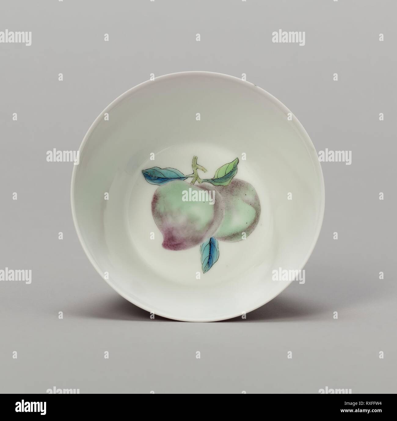 Tasse stylisée avec fruits : les pêches. La Chine. Date : 1662-1722. Dimensions : H. 5,0 cm (2 in.) ; diam. 9,7 cm (3 13/16 po). Porcelaine peinte avec overglaze émaux. Origine : Chine. Musée : le Chicago Art Institute. Banque D'Images