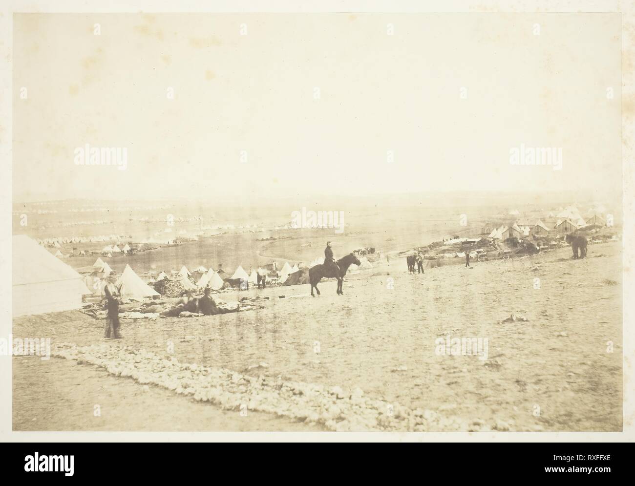 Plateau de Sébastopol. Roger Fenton ; anglais, 1819-1869. Date : 1855. Dimensions : 24,5 × 35,7 cm (image/papier) ; 40,5 × 53,2 cm (montage). Impression sur papier salé, de l'album 'Photographic Images du siège de la guerre de Crimée' (1856). Origine : Angleterre. Musée : le Chicago Art Institute. Banque D'Images