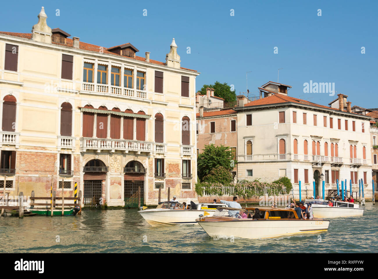 Les taxis de l'eau dans le Grand Canal, Venise, Italie Banque D'Images
