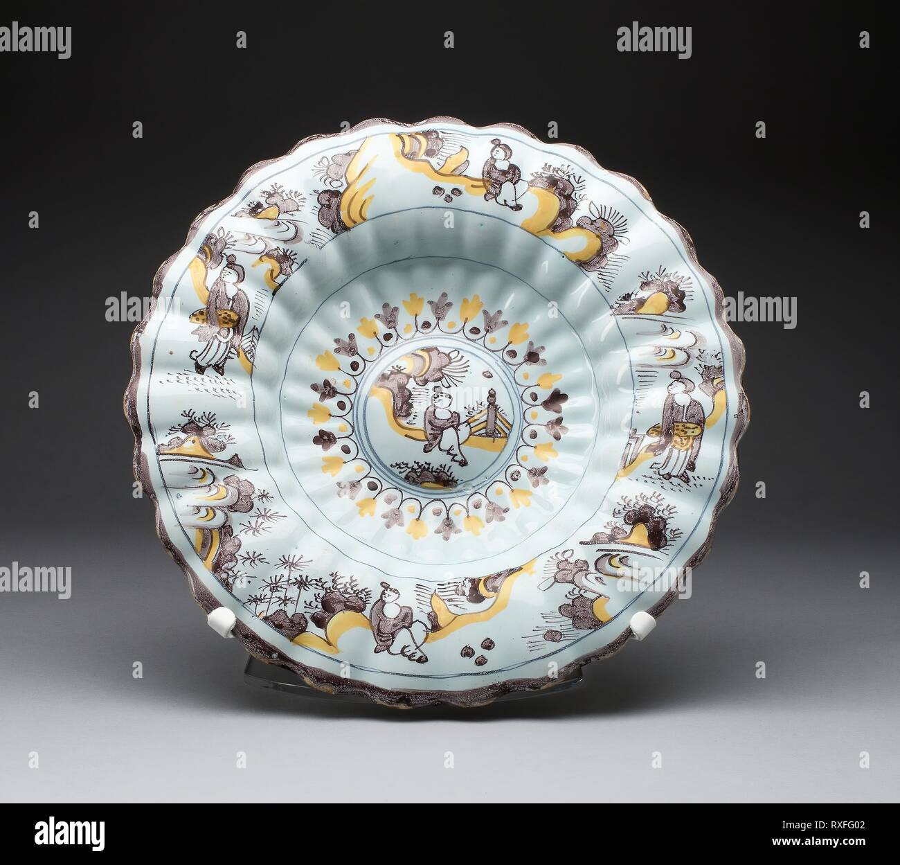 La plaque. L'Allemagne, Francfort. Date : 1695-1705. Dimensions : H. 6,4 cm (2 1/2 in.) ; diam. 33,7 cm (13 1/4 in.). Tin-faïence (faïence). Origine : Frankfurt am Main. Musée : le Chicago Art Institute. Banque D'Images