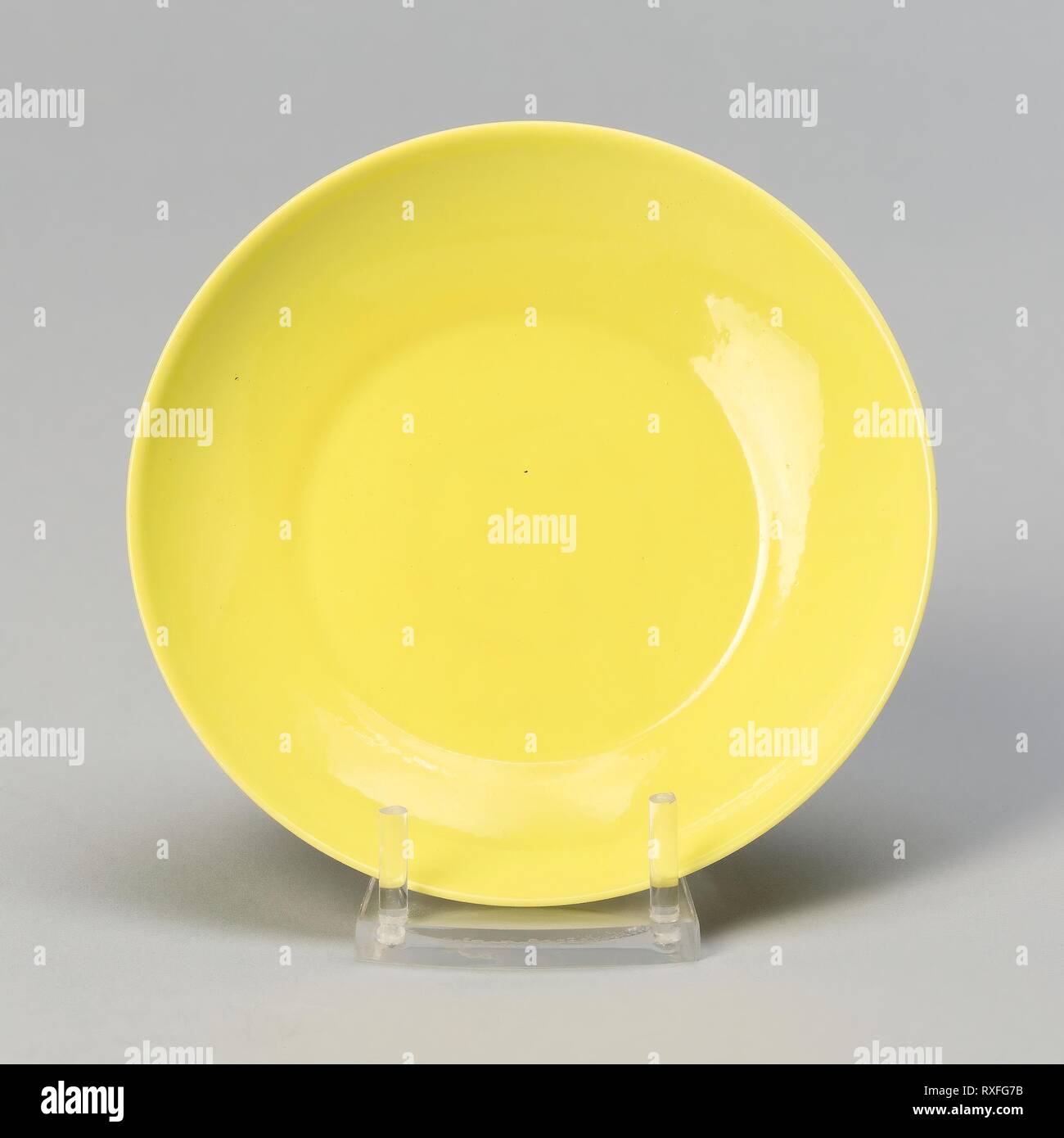 Soucoupe volante. La Chine. Date : 1723-1735. Dimensions : H. 1,7 cm (16 in.) ; diam. 9,5 cm (3 3/4 in.). Porcelaine peinte en émail overglaze. Origine : Chine. Musée : le Chicago Art Institute. Banque D'Images