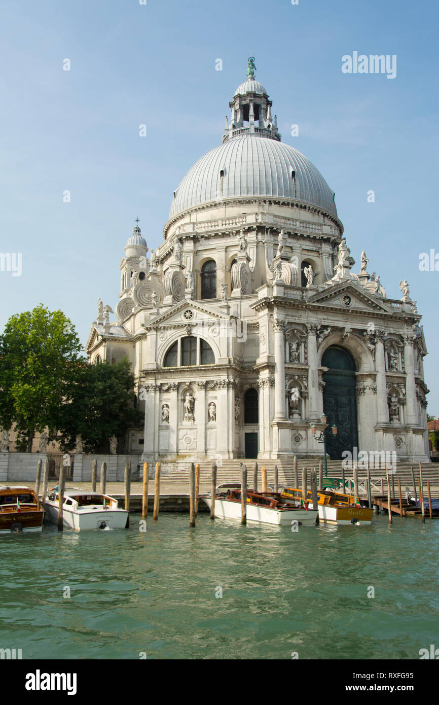 Les taxis de l'eau à la basilique Santa Maria della Salute dans le Grand Canal, Venise, Italie Banque D'Images
