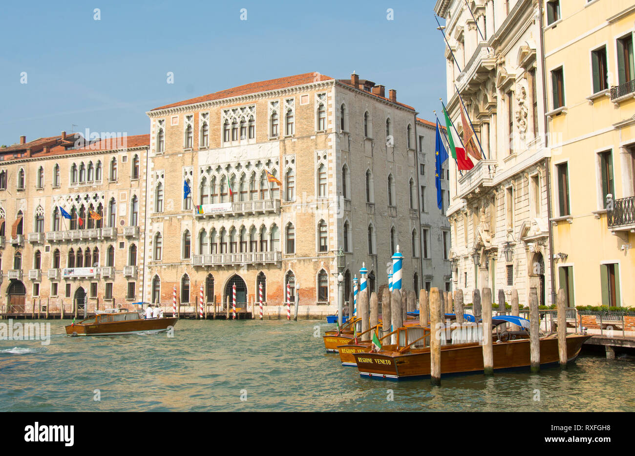 Les taxis de l'eau dans le Grand Canal, Venise, Italie Banque D'Images