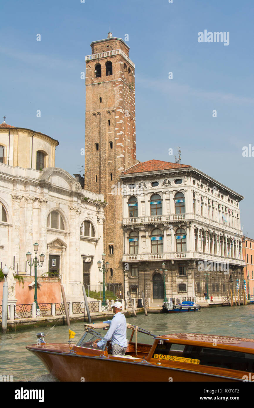 Les taxis de l'eau dans le Grand Canal, Venise, Italie Banque D'Images