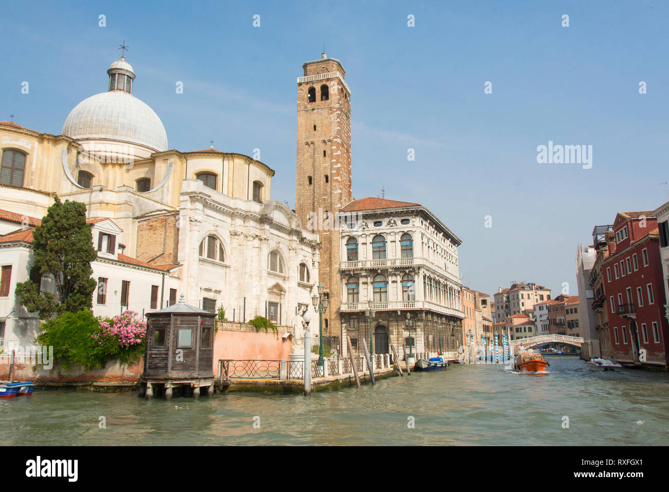 Bateau de travail entre dans le Grand Canal, Venise, Italie Banque D'Images