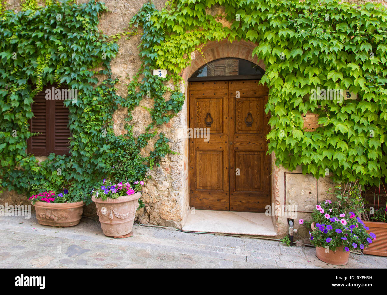 Porte à Monteriggioni, une ville fortifiée en Toscane, Italie Banque D'Images