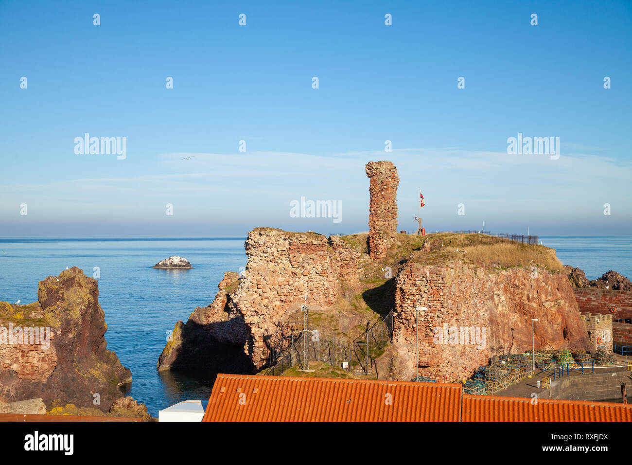 Dunbar Castle sur une journée ensoleillée winters, East Lothian, Scotland Banque D'Images