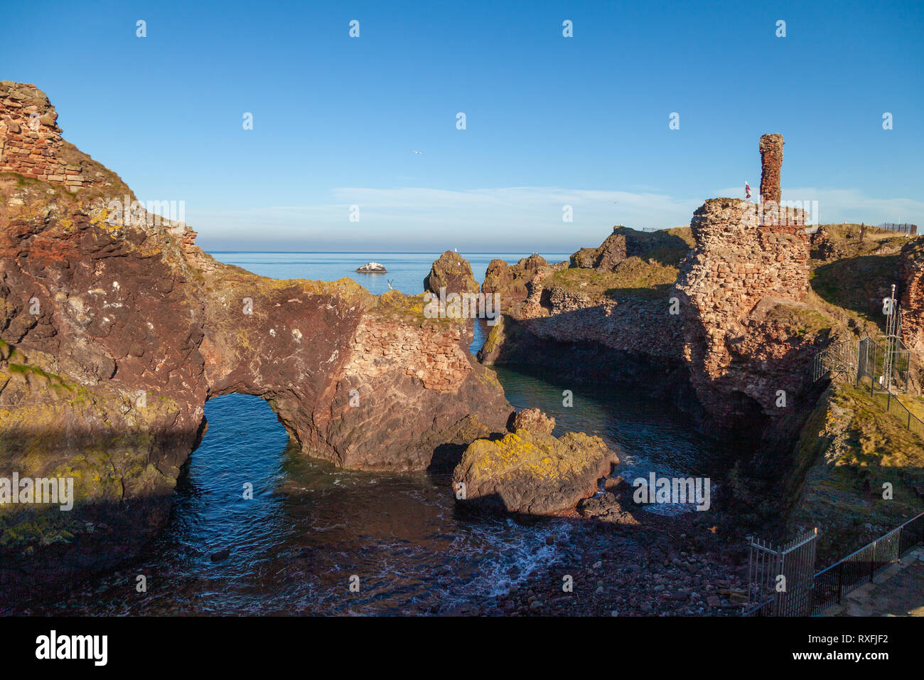 Un passage de la mer et le château de Dunbar sur une journée ensoleillée winters, East Lothian, Scotland Banque D'Images