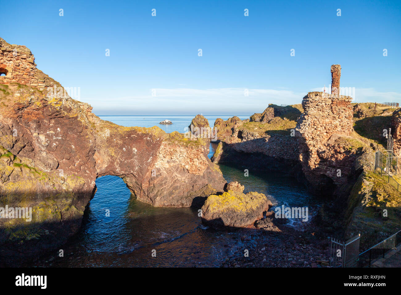 Un passage de la mer et le château de Dunbar sur une journée ensoleillée winters, East Lothian, Scotland Banque D'Images