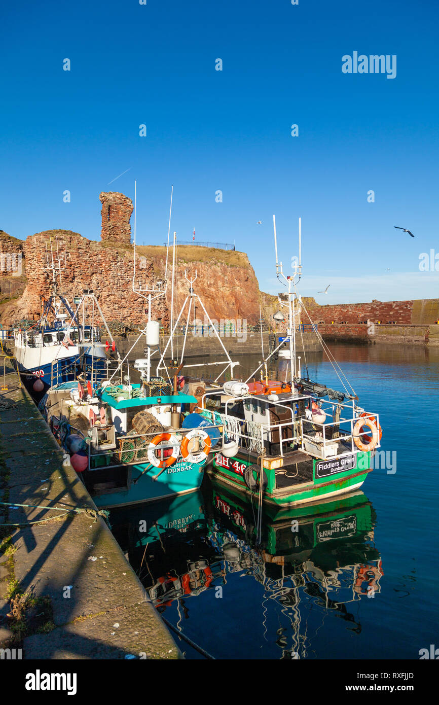 Reflets dans le port de Dunbar sur une journée fraîche et ensoleillée, Février, East Lothian, Scotland Banque D'Images