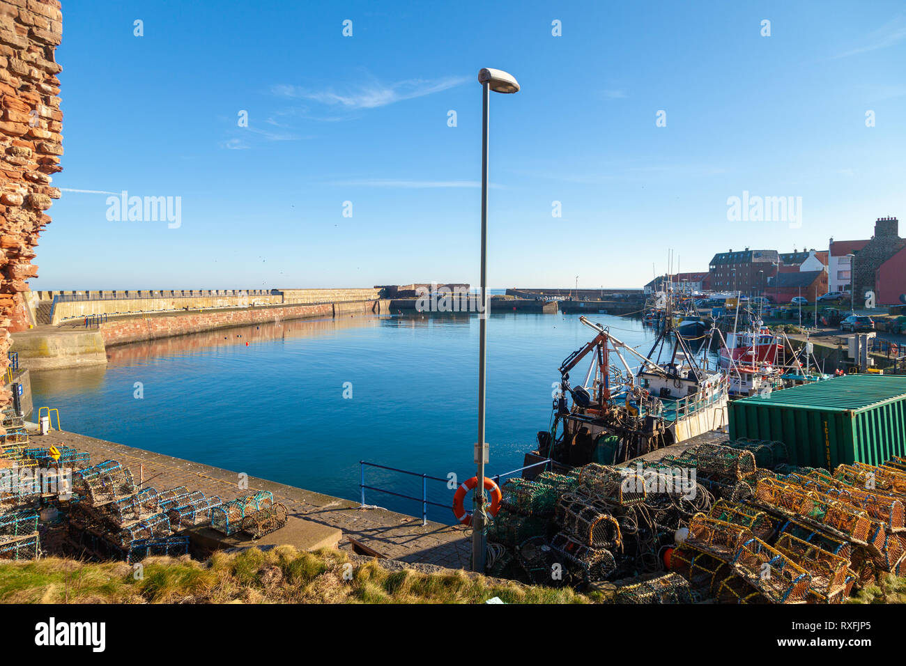 Une vue de Dunbar Harbour du château, East Lothian, Scotland Banque D'Images