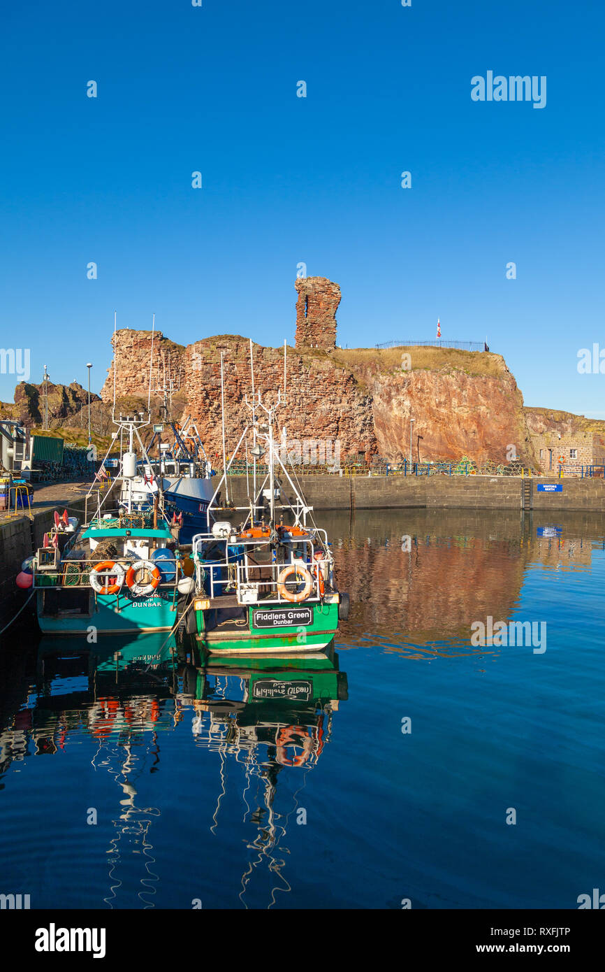 Reflets dans le port de Dunbar sur une journée fraîche et ensoleillée, Février, East Lothian, Scotland Banque D'Images