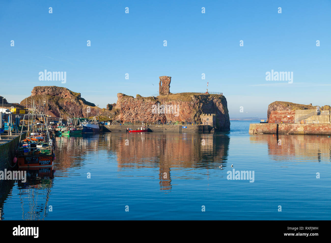 Reflets dans le port de Dunbar sur une journée fraîche et ensoleillée, Février, East Lothian, Scotland Banque D'Images
