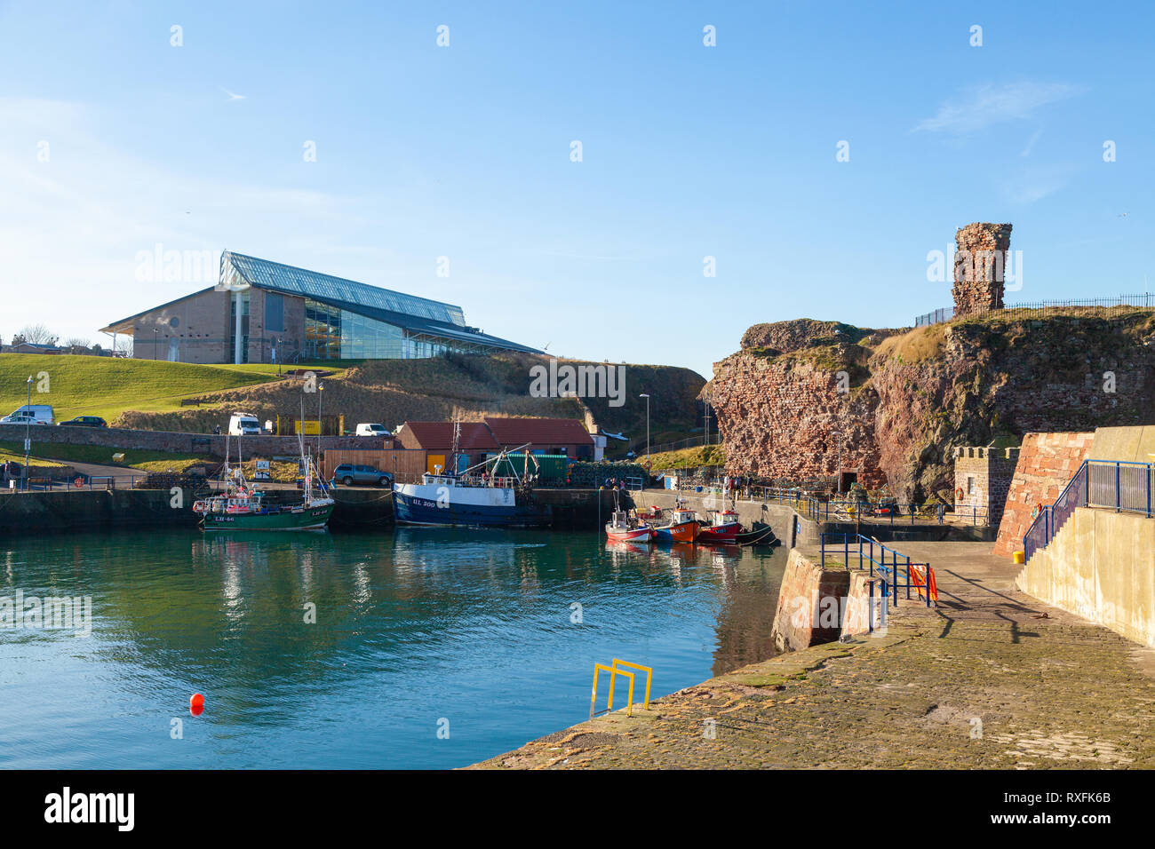 Vue de port avec Dunbar Dunbar Castle et Dunbar piscine dans l'arrière-plan. Dunbar, East Lothian, Scotland Banque D'Images