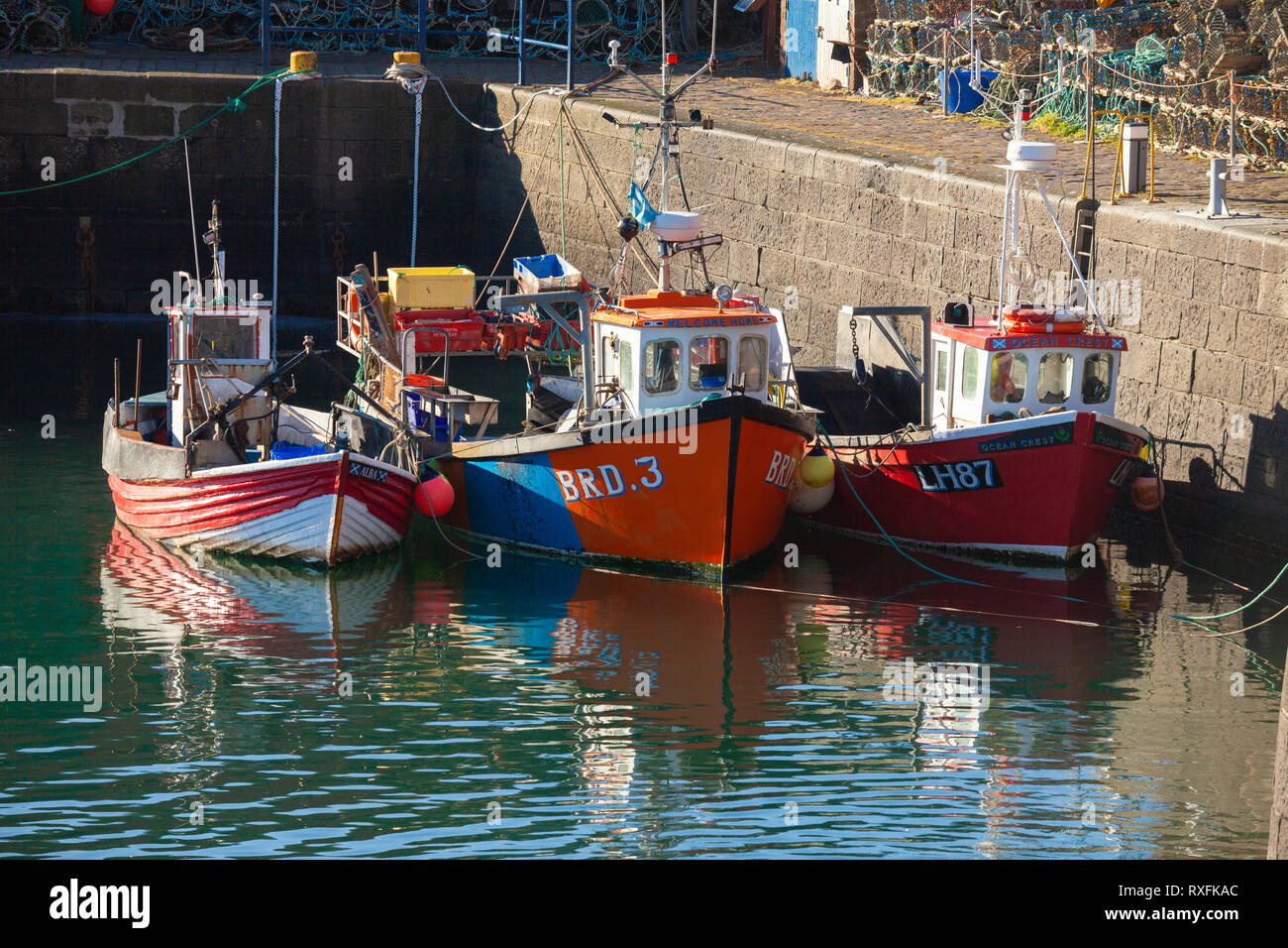 Les bateaux de pêche amarrés dans Dunbar Harbour East Lothian, Ecosse Banque D'Images