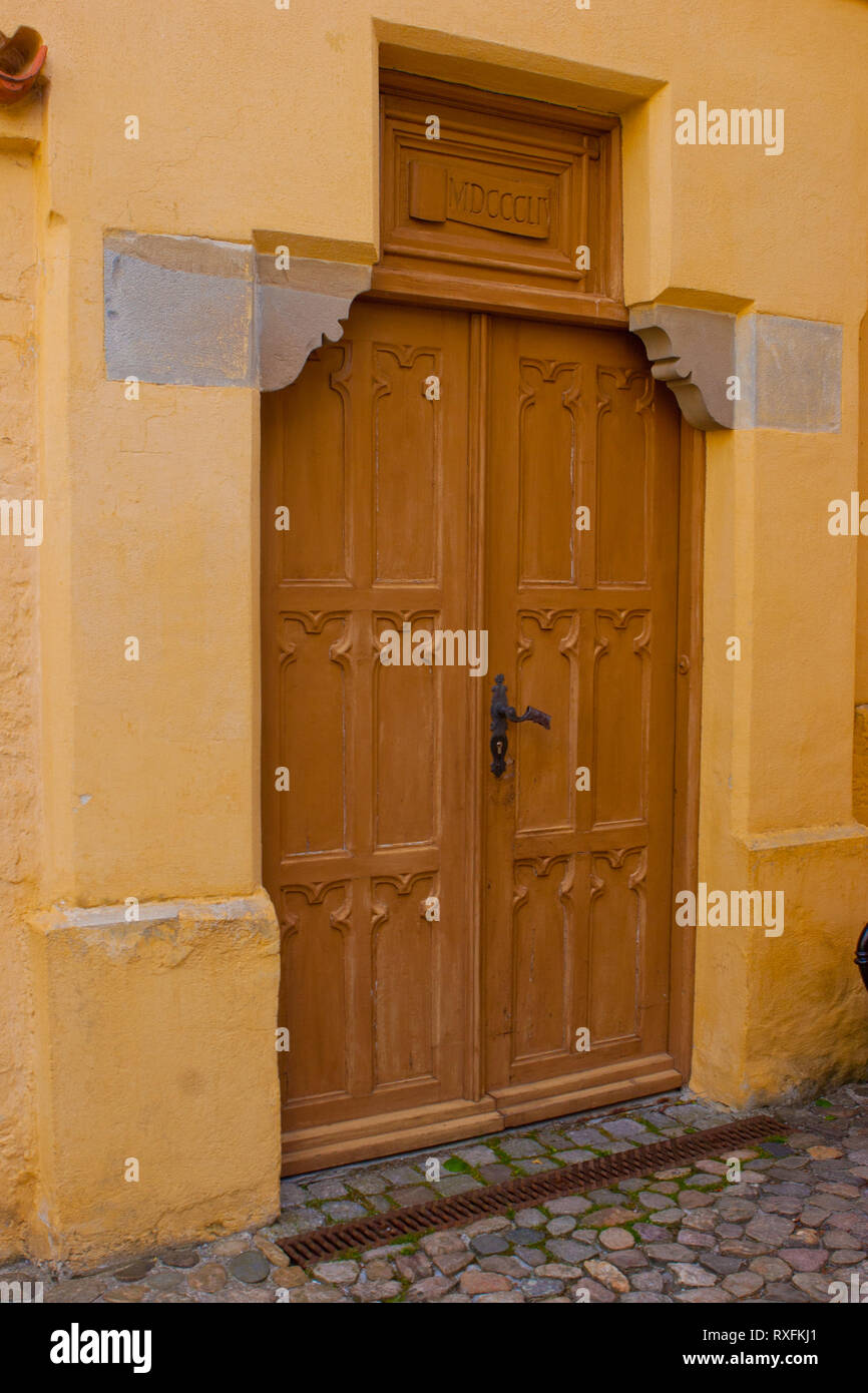 Porte en bois au mur de château de Hohenschwangau en Bavière, Allemagne Banque D'Images