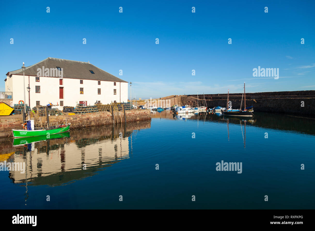 Un vieux bateau de pêche amarré dans le Vieux Port, Dunbar Dunbar, East Lothian, Scotland Banque D'Images
