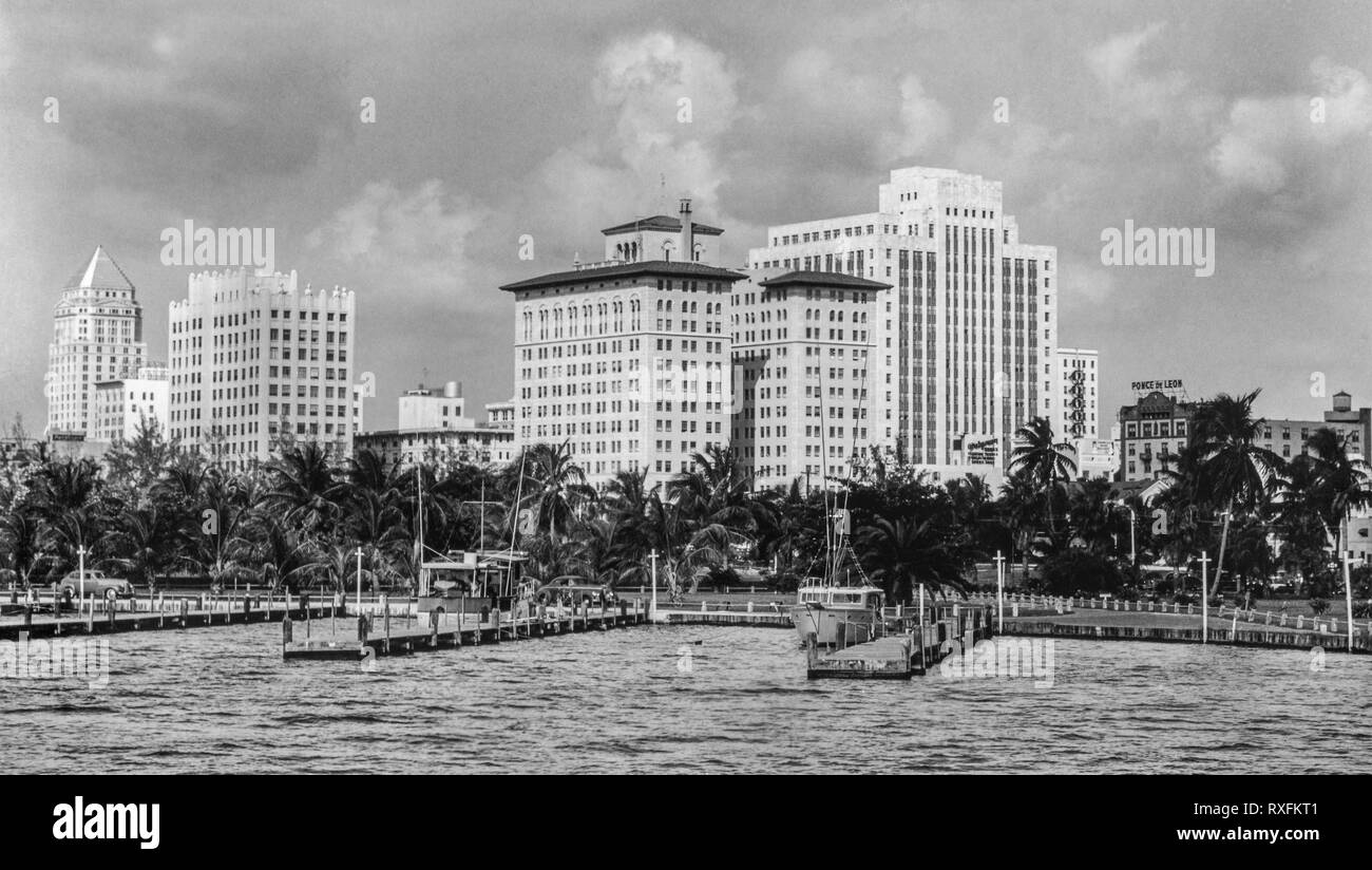 Coup horizontal du centre-ville de Miami, Floride, section affaires sous ciel nuageux dans les années 1950. Banque D'Images