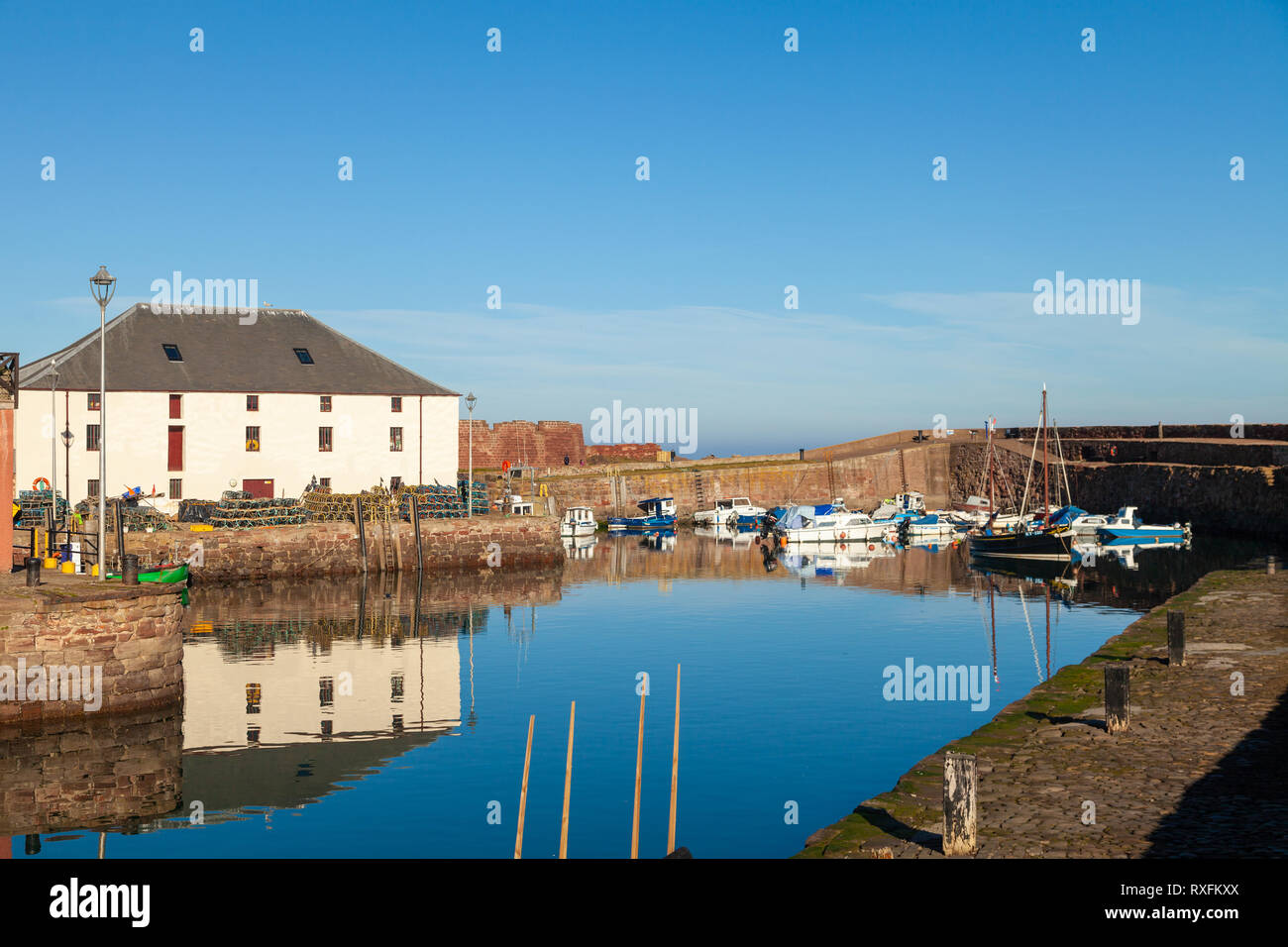 Réflexions sur une journée ensoleillée en Dunbars Old Harbour East Lothian, Ecosse Banque D'Images