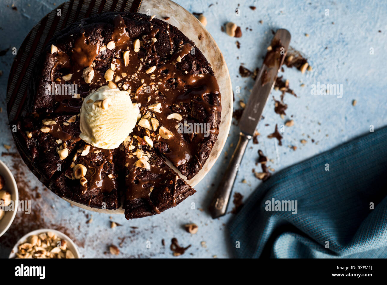 Gâteau au chocolat avec une boule de crème glacée à la vanille Banque D'Images