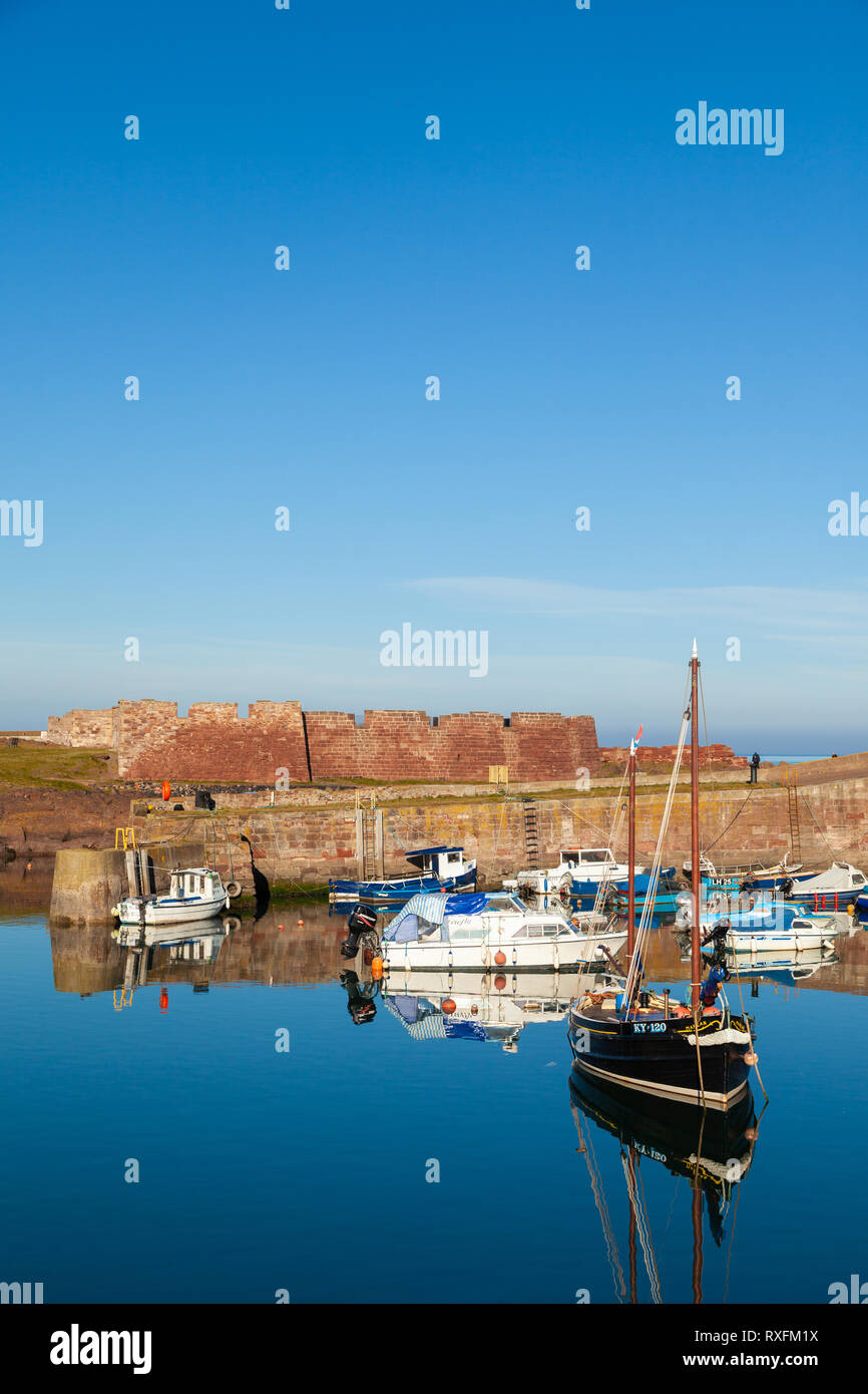 Réflexions sur une journée ensoleillée dans le Vieux Port avec Dunbar Dunbar batterie dans l'arrière-plan. East Lothian, Ecosse Banque D'Images