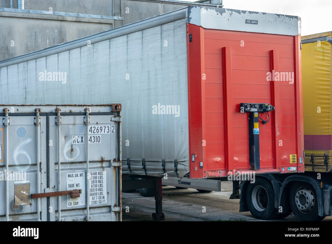 Trelleborg, Suède, 25.12.2018 : cargo container et remorque pour camion garé Banque D'Images