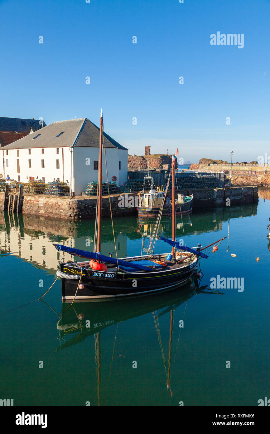 Un vieux bateau de pêche amarré dans le Vieux Port, Dunbar Dunbar, East Lothian, Scotland Banque D'Images