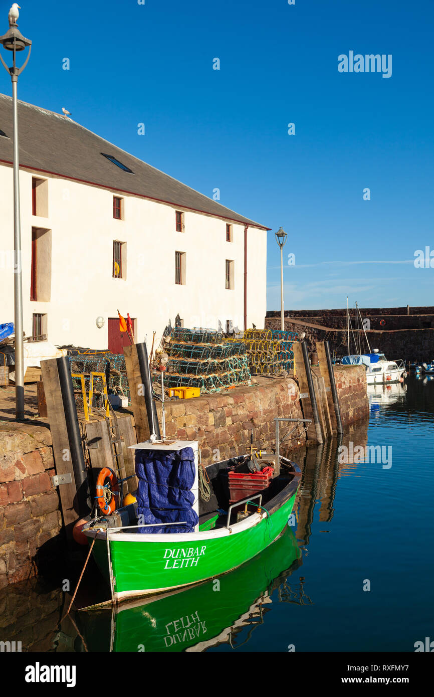 Un bateau amarré dans le vieux port, Dunbar Dunbar, East Lothian, Scotland Banque D'Images