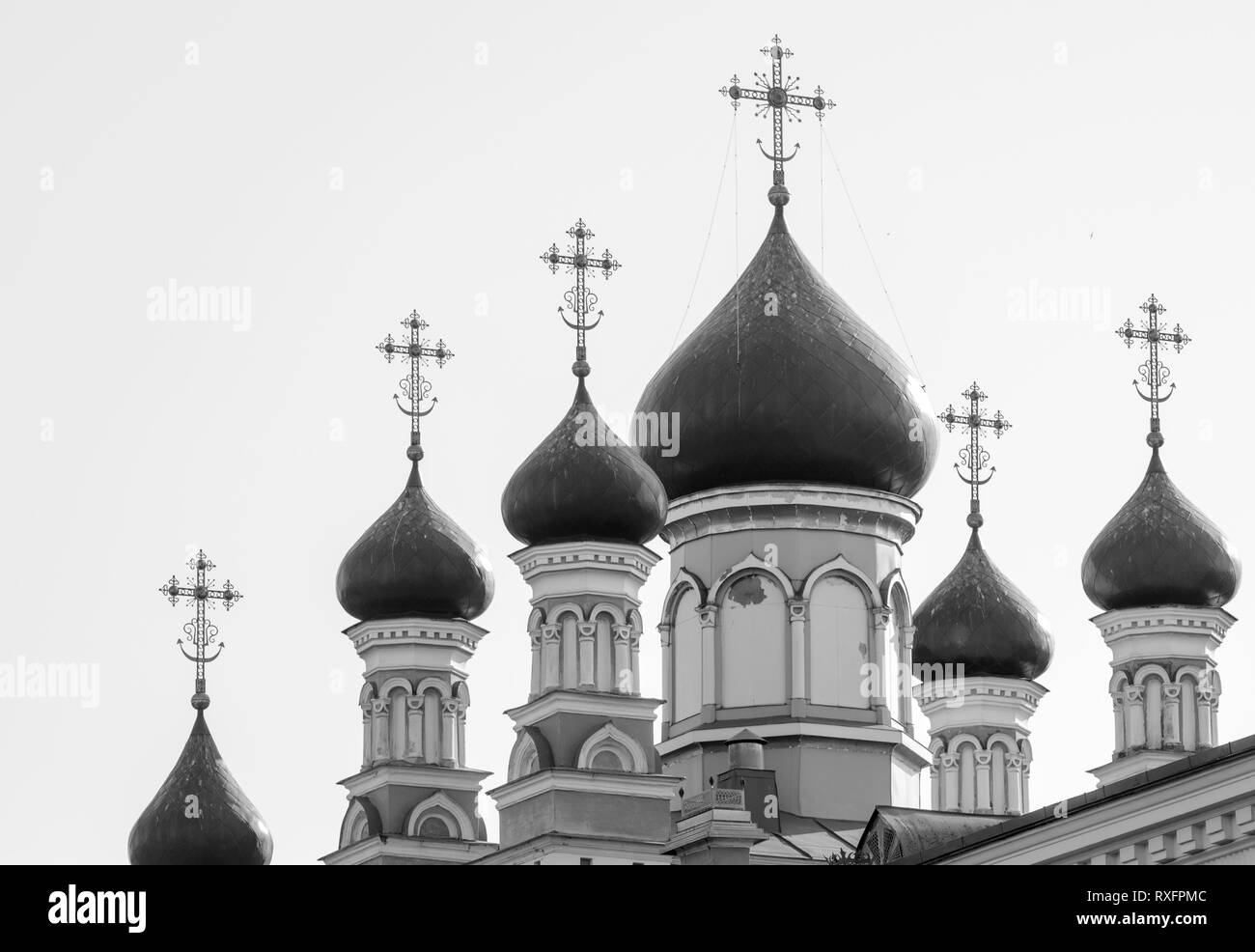 Dômes en cuivre doré avec des croix de l'église chrétienne le noir et blanc Banque D'Images