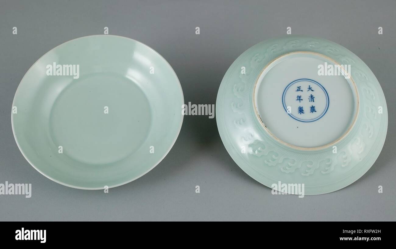 Plat avec des vagues. La Chine. Date : 1723-1735. Dimensions : H. 3,1 cm (1 1/4 in.) ; diam. 16,3 cm (6 7/16 po). Porcelaine avec décor moulé sous glaçure. Origine : Chine. Musée : le Chicago Art Institute. Banque D'Images