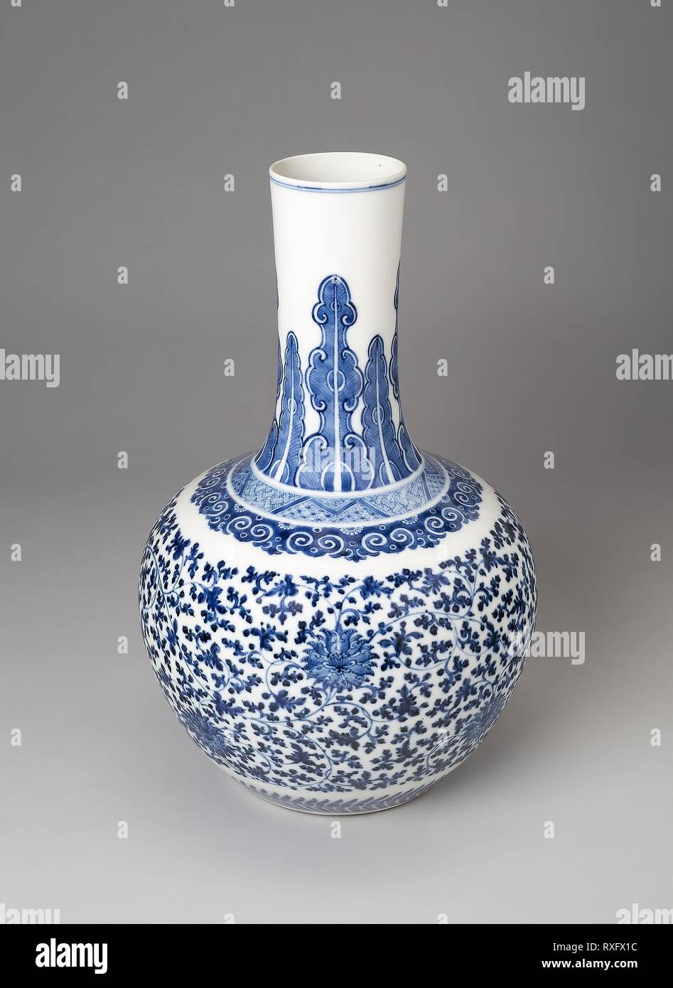 Vase à bulbe vigne stylisée. La Chine. Date : 1723-1735. Dimensions : H : 33 cm (13 in.). Porcelaine peinte en bleu sous glaçure. Origine : Chine. Musée : le Chicago Art Institute. Banque D'Images