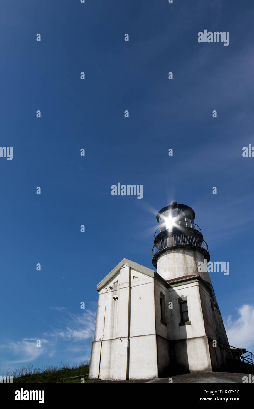 La lumière du soleil se reflète sur le phare du cap désappointement, Fez, Washington Banque D'Images