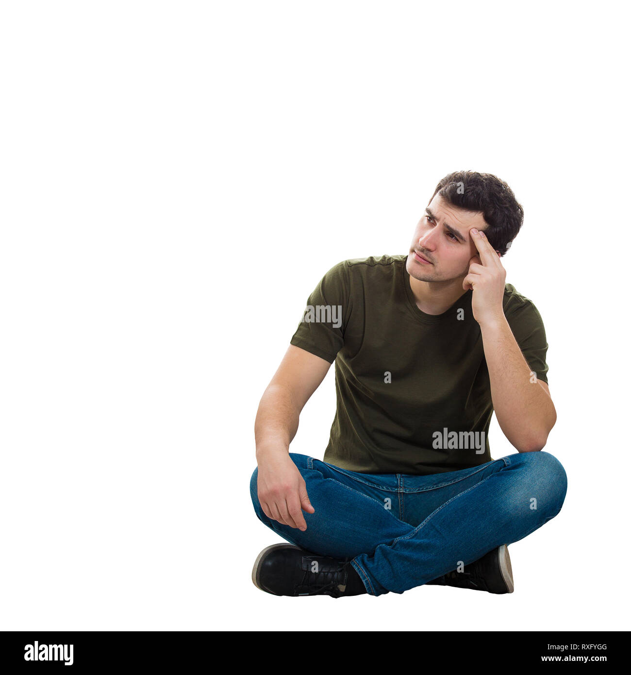 Handsome young man wearing jean décontracté et t-shirt, assis au sol avec les jambes croisées, en pointant sur le front à la suite isoler réfléchie Banque D'Images