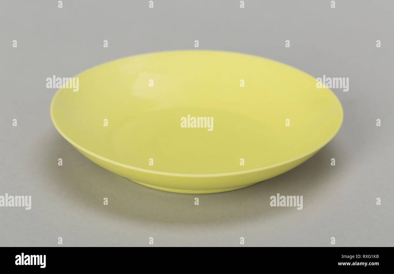 Soucoupe volante. La Chine. Date : 1723-1735. Dimensions : H. 1,7 cm (16 in.) ; diam. 9,5 cm (3 3/4 in.). Porcelaine peinte en émail overglaze. Origine : Chine. Musée : le Chicago Art Institute. Banque D'Images