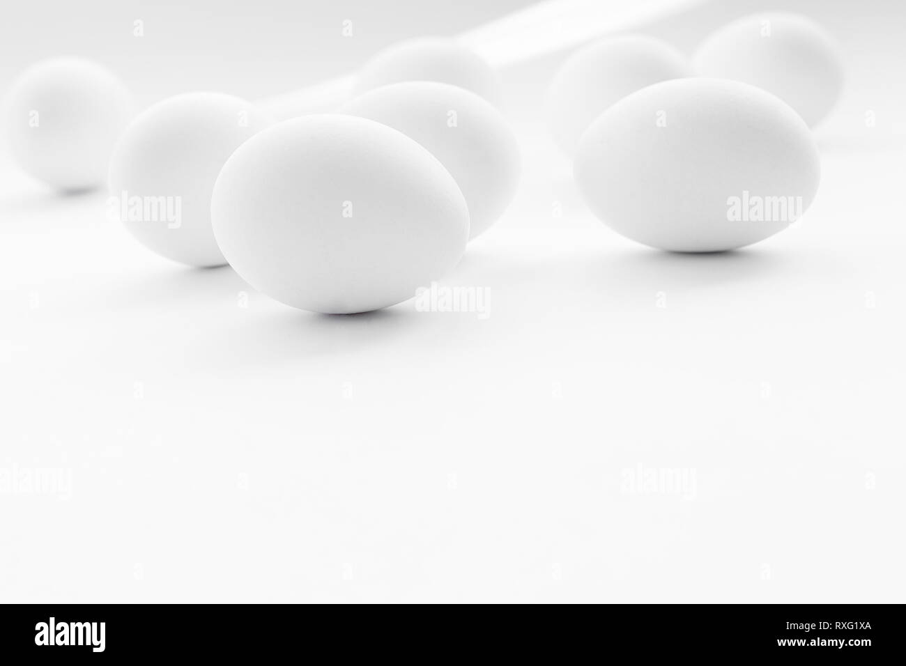Les oeufs de Pâques à la coque blanche, non colorées sur fond blanc Banque D'Images