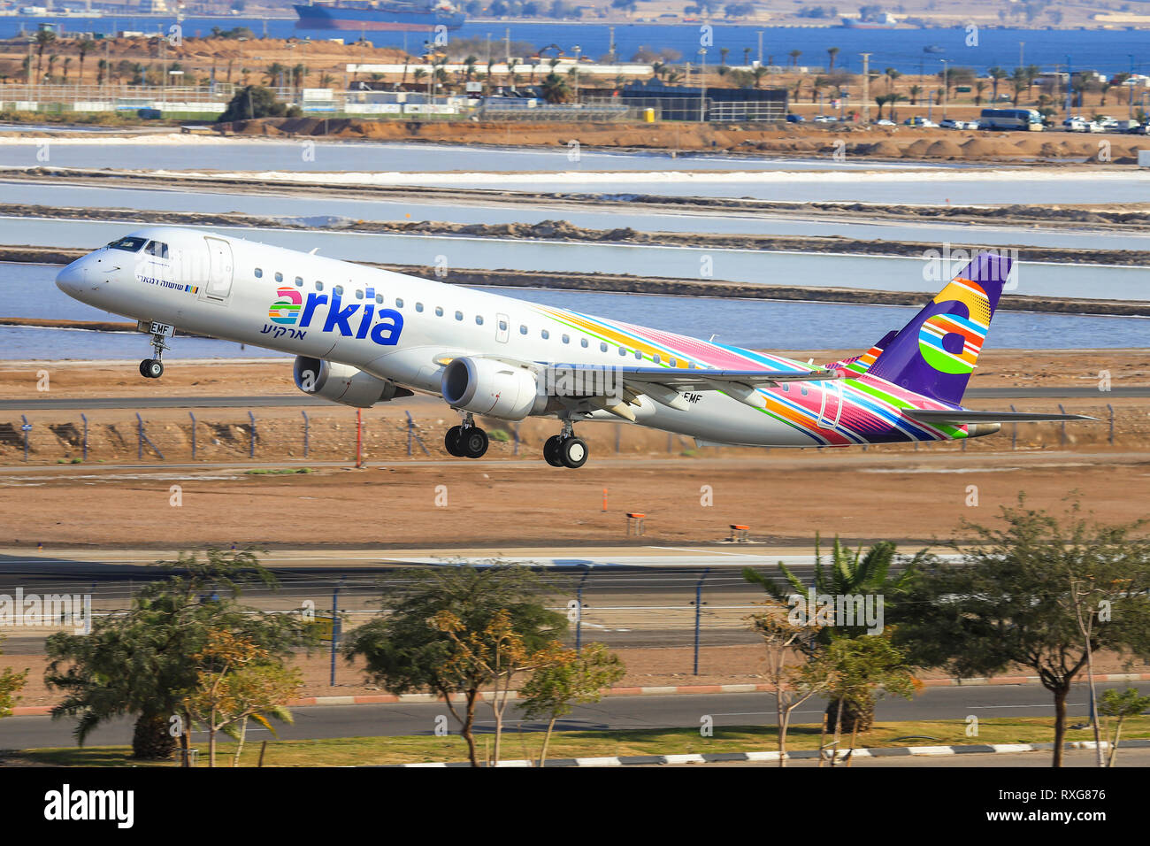 Arkia Embraer ERJ-195AR à Eilat ancien aéroport international. Banque D'Images