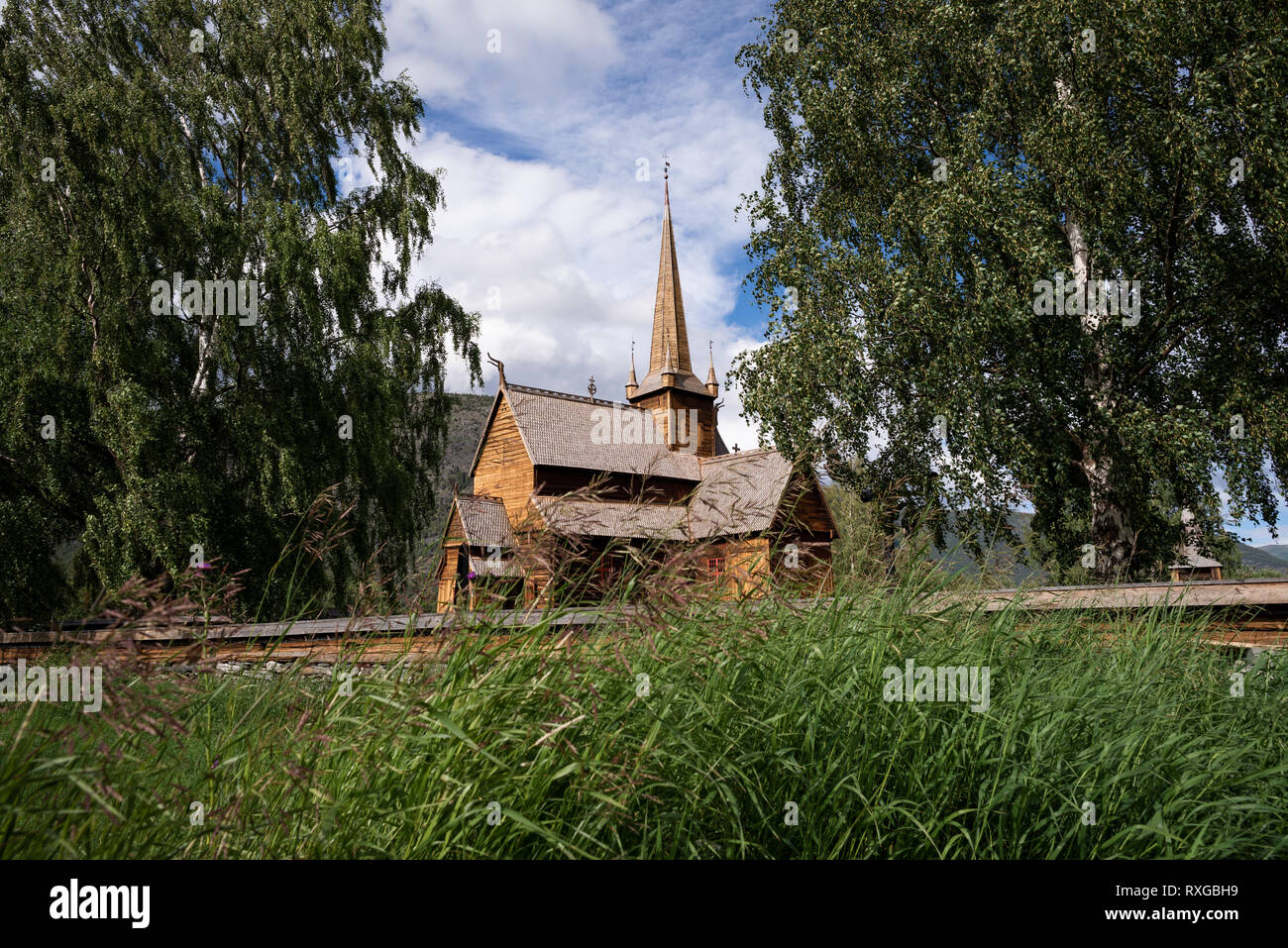 Lomskyrkja - l'église de Lom. Architecture en bois scandinave. Attraction touristique merveilleux de la Norvège Banque D'Images