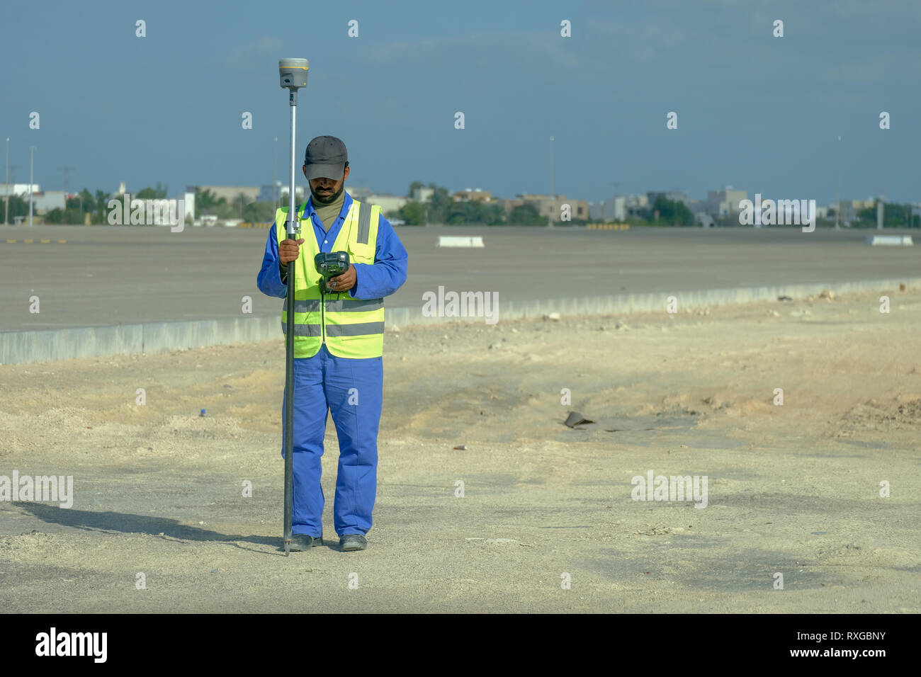 13 février 2019 - Abu Dhabi, Émirats arabes unis : un jeune arpenteur pour le GPS sur le terrain Banque D'Images